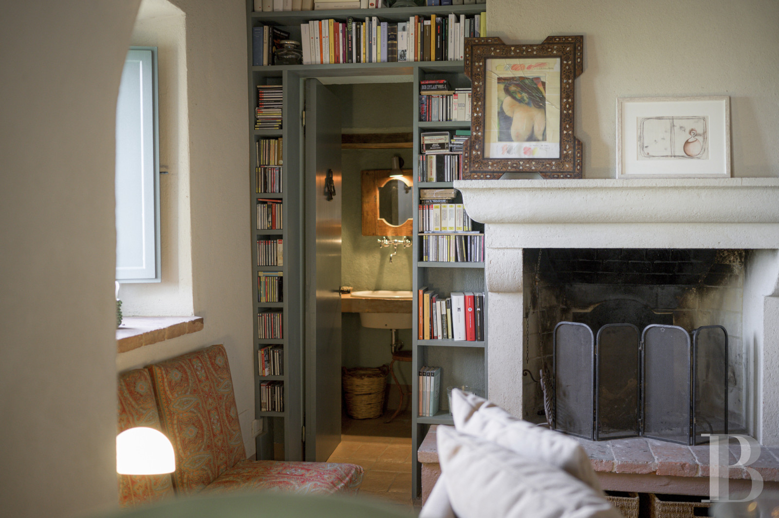 An old olive grove farmhouse restored to its former glory, overlooking the countryside in the Val d'Orcia in Tuscany - photo  n°18